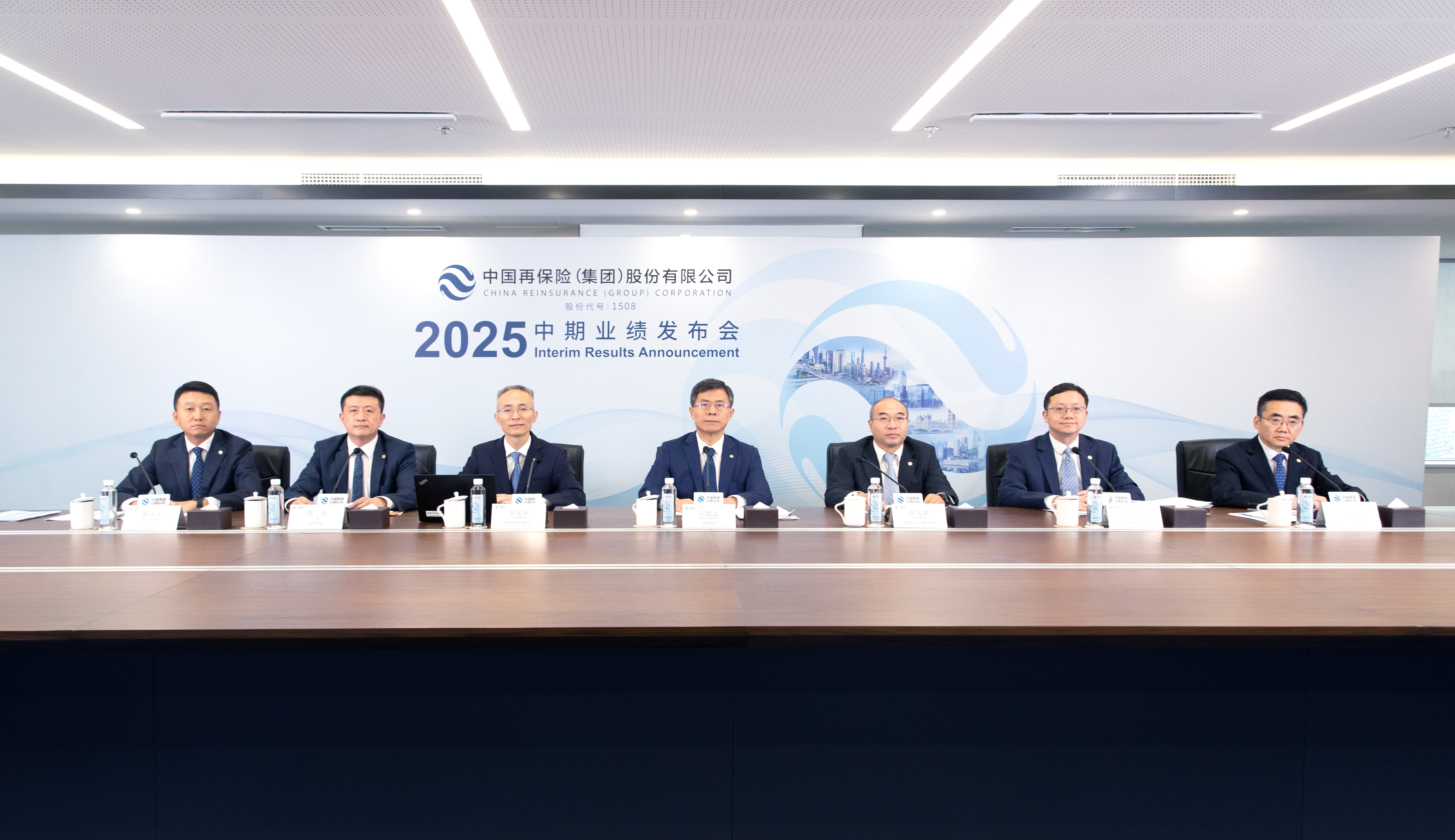 做爱影片
举行2025年中期业绩发布会